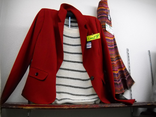 店内3赤いジャケット